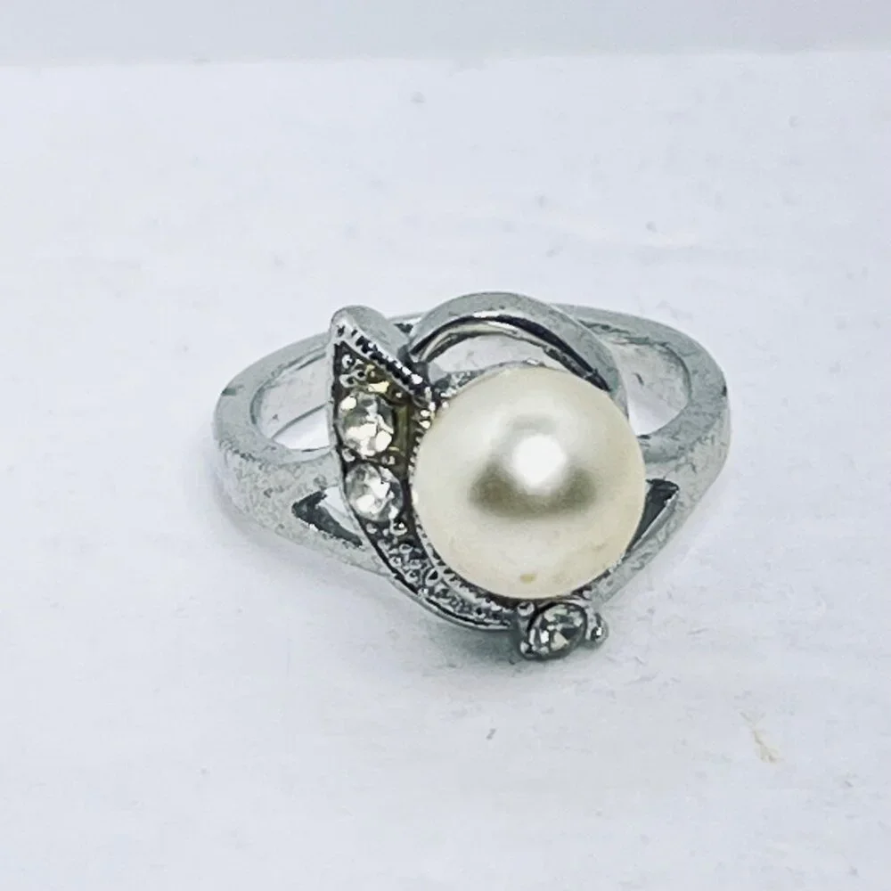 Silver Tone Rhinestone & Faux Pearl Statement Ring Size 6.25 (R429) - Picture 5 of 8